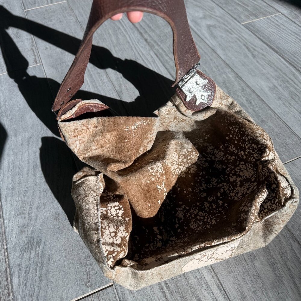 👉 Tylie Malibu Distressed Leather Bucket Bag - Picture 4 of 4